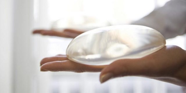 riesgo contractura gel silicona cohesivo implante mamario