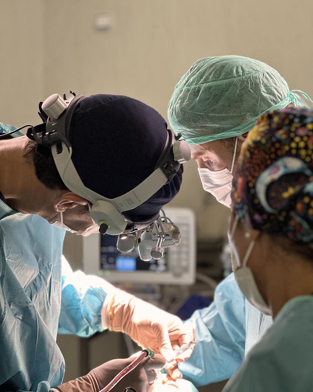 Dr Guilarte realizando una cirugía rinoplástica